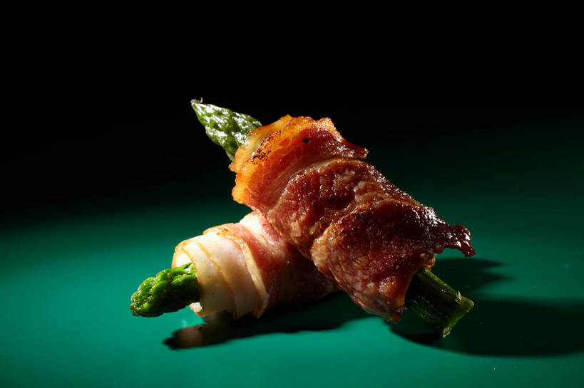 无人,横图,俯视,室内,特写,白天,烹饪,西餐,餐桌,桌子,芦笋,蔬菜,一堆,绿色背景,阴影,堆叠,堆积,新鲜,反射,影子,肉,料理,食品,培根,猪肉,菜肴,美食,肉类,食物,两个,西式,摄影,佳肴,有机食品,绿色食品,影棚,餐台,堆,摄影棚,肉食,豚肉,猪尾巴,药鸡豆子,石刁柏,蚂蚁杆,龙须菜,狼尾巴根,彩图,高角度拍摄,影棚拍摄,拍摄,烟肉,腌熏,shjb1,培根芦笋卷