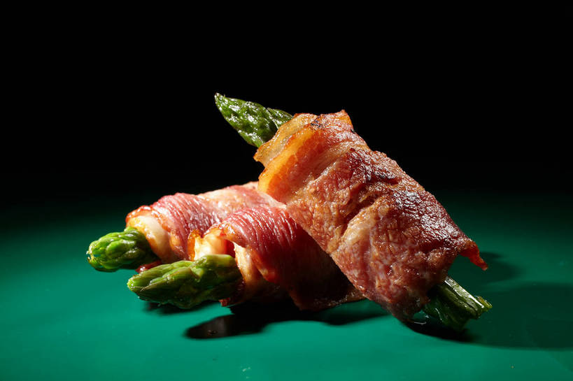 无人,横图,俯视,室内,特写,白天,烹饪,西餐,餐桌,桌子,芦笋,蔬菜,一堆,绿色背景,阴影,堆叠,堆积,新鲜,反射,影子,肉,料理,食品,培根,猪肉,菜肴,美食,肉类,食物,三个,西式,摄影,佳肴,有机食品,绿色食品,影棚,餐台,堆,摄影棚,肉食,豚肉,猪尾巴,药鸡豆子,石刁柏,蚂蚁杆,龙须菜,狼尾巴根,彩图,高角度拍摄,影棚拍摄,拍摄,烟肉,腌熏,shjb1,培根芦笋卷