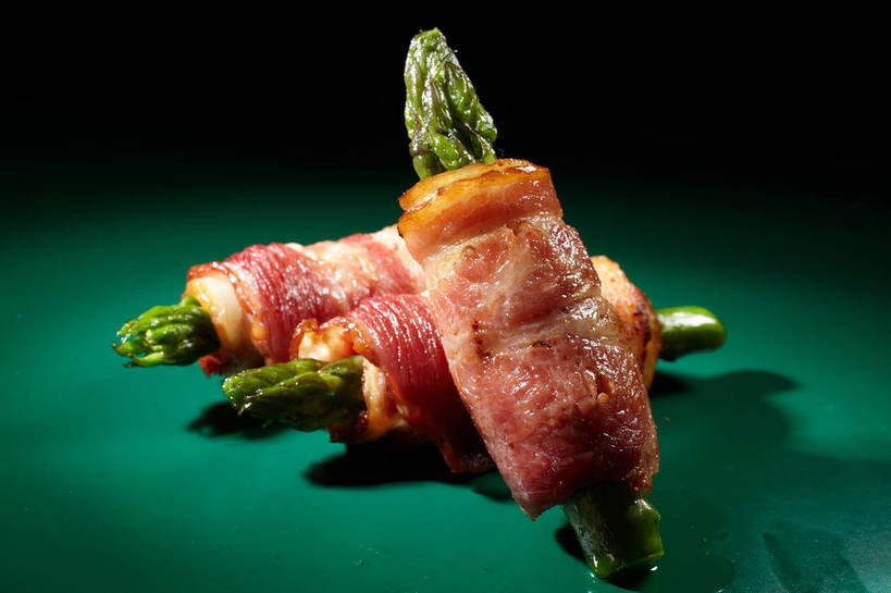 无人,横图,俯视,室内,特写,白天,烹饪,西餐,餐桌,桌子,芦笋,蔬菜,一堆,绿色背景,阴影,堆叠,堆积,新鲜,反射,影子,肉,料理,食品,培根,猪肉,菜肴,美食,肉类,食物,三个,西式,摄影,佳肴,有机食品,绿色食品,影棚,餐台,堆,摄影棚,肉食,豚肉,猪尾巴,药鸡豆子,石刁柏,蚂蚁杆,龙须菜,狼尾巴根,彩图,高角度拍摄,影棚拍摄,拍摄,烟肉,腌熏,shjb1,培根芦笋卷