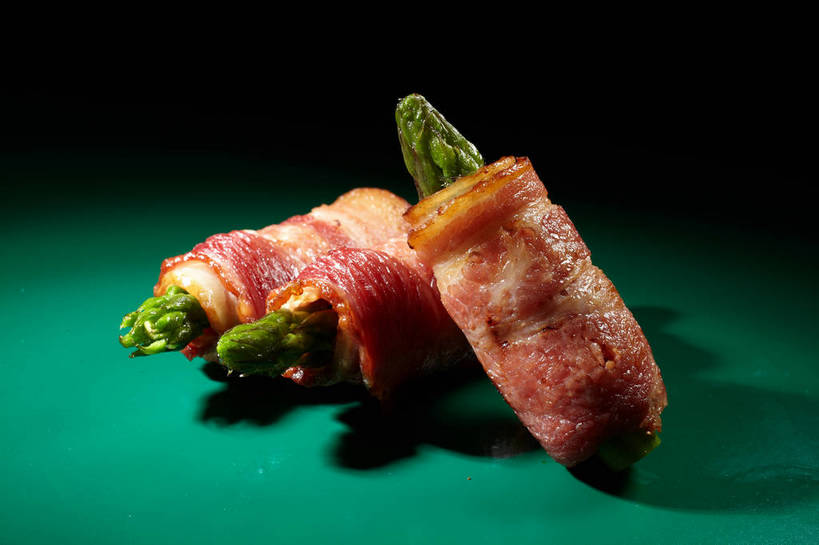 无人,横图,俯视,室内,特写,白天,烹饪,西餐,餐桌,桌子,芦笋,蔬菜,一堆,绿色背景,阴影,堆叠,堆积,新鲜,反射,影子,肉,料理,食品,培根,猪肉,菜肴,美食,肉类,食物,三个,西式,摄影,佳肴,有机食品,绿色食品,影棚,餐台,堆,摄影棚,肉食,豚肉,猪尾巴,药鸡豆子,石刁柏,蚂蚁杆,龙须菜,狼尾巴根,彩图,高角度拍摄,影棚拍摄,拍摄,烟肉,腌熏,shjb1,培根芦笋卷