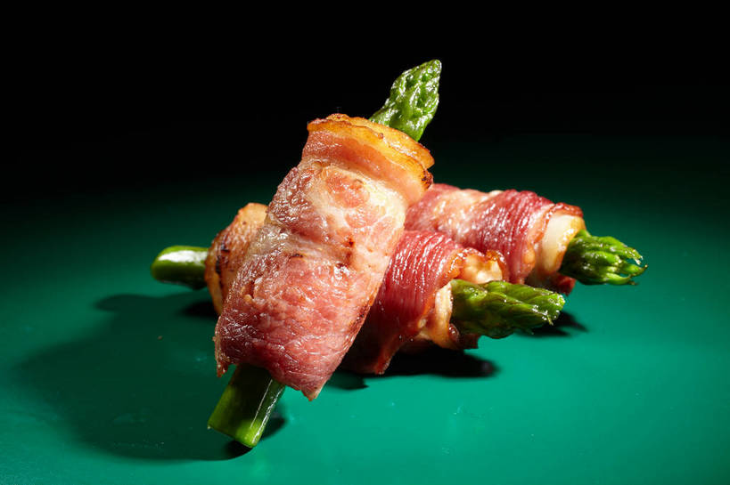 无人,横图,俯视,室内,特写,白天,烹饪,西餐,餐桌,桌子,芦笋,蔬菜,一堆,绿色背景,阴影,堆叠,堆积,新鲜,反射,影子,肉,料理,食品,培根,猪肉,菜肴,美食,肉类,食物,三个,西式,摄影,佳肴,有机食品,绿色食品,影棚,餐台,堆,摄影棚,肉食,豚肉,猪尾巴,药鸡豆子,石刁柏,蚂蚁杆,龙须菜,狼尾巴根,彩图,高角度拍摄,影棚拍摄,拍摄,烟肉,腌熏,shjb1,培根芦笋卷