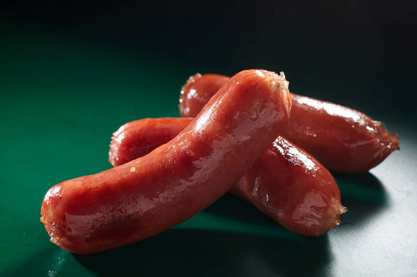 无人,横图,俯视,室内,特写,白天,烹饪,中餐,水,餐桌,桌子,三根,一堆,绿色背景,阴影,堆叠,堆积,反射,液体,影子,水滴,香肠,料理,食品,腊肠,烤香肠,菜肴,美食,食物,红色,中式,摄影,佳肴,影棚,潮湿,餐台,中华料理,堆,摄影棚,湿润,彩图,高角度拍摄,影棚拍摄,拍摄,shjb1