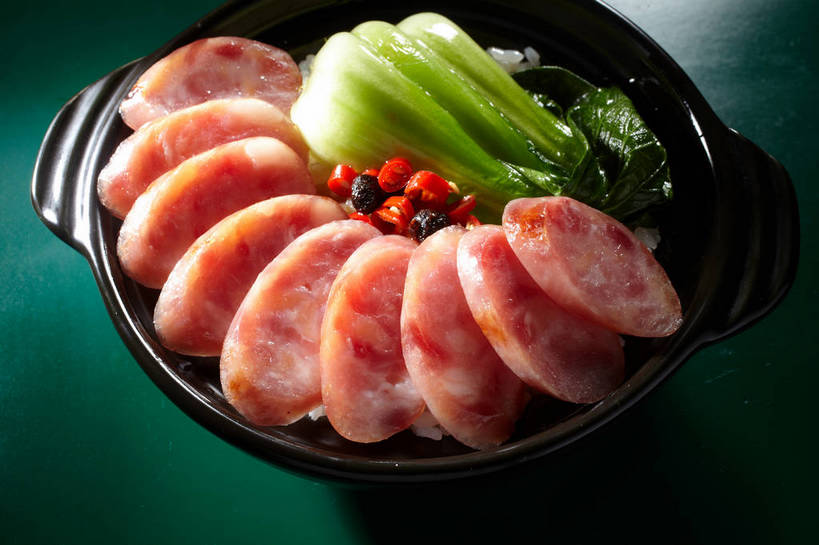 米饭,无人,横图,俯视,室内,特写,白天,烹饪,中餐,餐桌,桌子,辣椒,蔬菜,一排,许多,绿色背景,新鲜,整齐,并列,并排,陶瓷,青菜,调味,肉,香肠,香料,佐料,料理,食品,陶瓷制品,腊肠,饭,调味品,很多,调味料,猪肉,菜肴,美食,肉类,食物,排列,一个,红色,容器,碗,中式,摄影,佳肴,有机食品,绿色食品,影棚,单个,餐台,中华料理,储藏,五谷,配料,储存,队列,摄影棚,小白菜,豆豉,平行,肉食,辣角,红海椒,大椒,辣虎,广椒,豚肉,作料,不结球白菜,广东菜,粤菜,辣子,红辣椒,海椒,番椒,彩图,高角度拍摄,影棚拍摄,拍摄,煲仔饭,瓦煲饭,贮存,shjb1,腊味煲仔饭