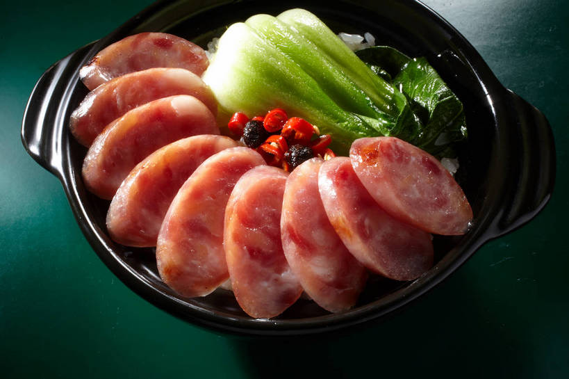 米饭,无人,横图,俯视,室内,特写,白天,烹饪,中餐,餐桌,桌子,辣椒,蔬菜,一排,许多,绿色背景,新鲜,整齐,并列,并排,陶瓷,青菜,调味,肉,香肠,香料,佐料,料理,食品,陶瓷制品,腊肠,饭,调味品,很多,调味料,猪肉,菜肴,美食,肉类,食物,排列,一个,红色,容器,碗,中式,摄影,佳肴,有机食品,绿色食品,影棚,单个,餐台,中华料理,储藏,五谷,配料,储存,队列,摄影棚,小白菜,豆豉,平行,肉食,辣角,红海椒,大椒,辣虎,广椒,豚肉,作料,不结球白菜,广东菜,粤菜,辣子,红辣椒,海椒,番椒,彩图,高角度拍摄,影棚拍摄,拍摄,煲仔饭,瓦煲饭,贮存,shjb1,腊味煲仔饭