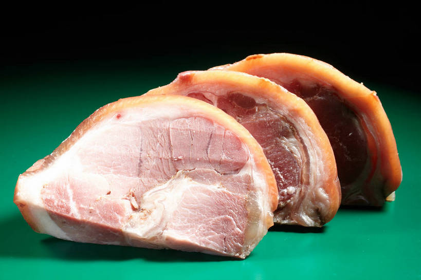 无人,横图,俯视,室内,特写,白天,餐桌,桌子,三块,一排,绿色背景,阴影,整齐,反射,影子,肉,猪肉,肉类,排列,摄影,影棚,餐台,队列,摄影棚,横截面,剖面,肉食,蹄髈,豚肉,截面,截面图形,彩图,高角度拍摄,影棚拍摄,拍摄,肘子,蹄膀,shjb1
