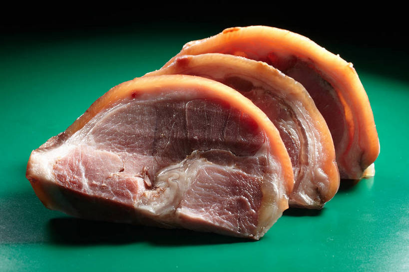 无人,横图,俯视,室内,特写,白天,餐桌,桌子,三块,一排,绿色背景,阴影,整齐,反射,影子,肉,猪肉,肉类,排列,摄影,影棚,餐台,队列,摄影棚,横截面,剖面,肉食,蹄髈,豚肉,截面,截面图形,彩图,高角度拍摄,影棚拍摄,拍摄,肘子,蹄膀,shjb1