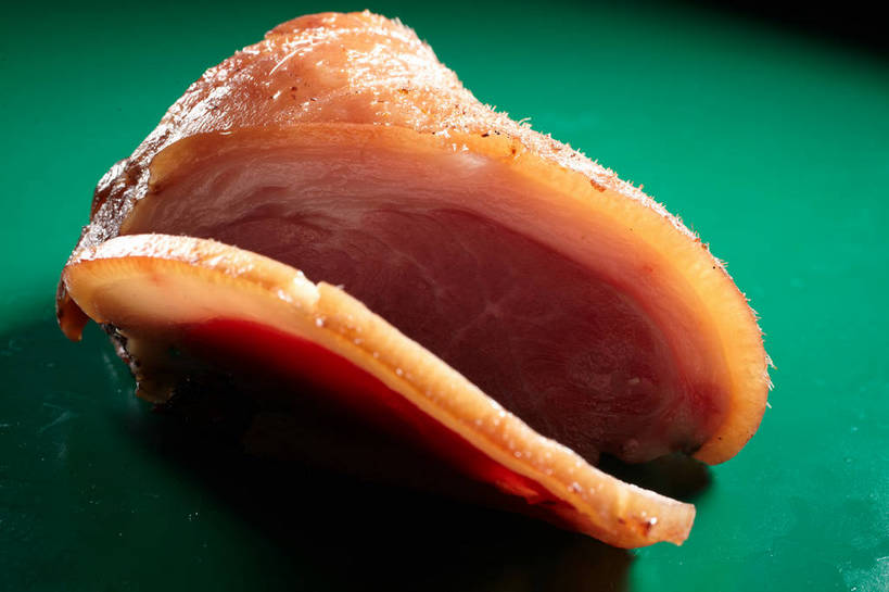 无人,横图,俯视,室内,特写,白天,餐桌,桌子,一块,切开,绿色背景,阴影,反射,影子,肉,猪肉,肉类,切,摄影,影棚,餐台,摄影棚,剖面,肉食,蹄髈,切面,豚肉,彩图,高角度拍摄,影棚拍摄,拍摄,肘子,蹄膀,shjb1