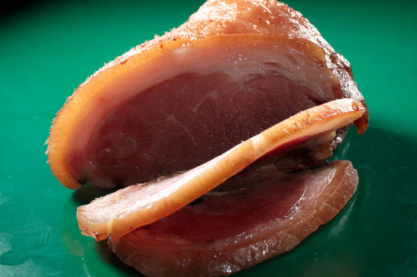 无人,横图,俯视,室内,特写,白天,餐桌,桌子,三块,切开,绿色背景,阴影,反射,影子,肉,猪肉,肉类,切,摄影,影棚,餐台,摄影棚,剖面,肉食,蹄髈,切面,豚肉,彩图,高角度拍摄,影棚拍摄,拍摄,肘子,蹄膀,shjb1