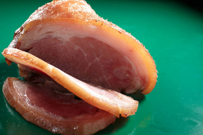 无人,横图,俯视,室内,特写,白天,餐桌,桌子,三块,切开,绿色背景,阴影,反射,影子,肉,猪肉,肉类,切,摄影,影棚,餐台,摄影棚,剖面,肉食,蹄髈,切面,豚肉,彩图,高角度拍摄,影棚拍摄,拍摄,肘子,蹄膀,shjb1