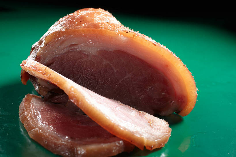 无人,横图,俯视,室内,特写,白天,餐桌,桌子,三块,切开,绿色背景,阴影,反射,影子,肉,猪肉,肉类,切,摄影,影棚,餐台,摄影棚,剖面,肉食,蹄髈,切面,豚肉,彩图,高角度拍摄,影棚拍摄,拍摄,肘子,蹄膀,shjb1