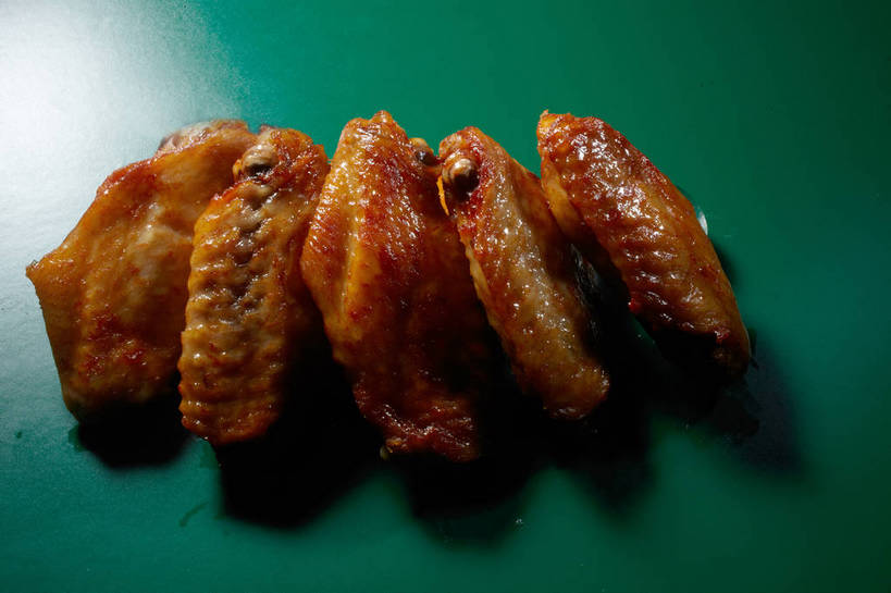 无人,横图,俯视,室内,特写,白天,烹饪,餐桌,桌子,五个,一排,许多,绿色背景,阴影,整齐,反射,影子,鸡肉,肉,料理,食品,鸡翅,菜肴,美食,肉类,食物,排列,摄影,佳肴,影棚,餐台,队列,摄影棚,肉食,烤鸡翅,彩图,高角度拍摄,影棚拍摄,拍摄,shjb1