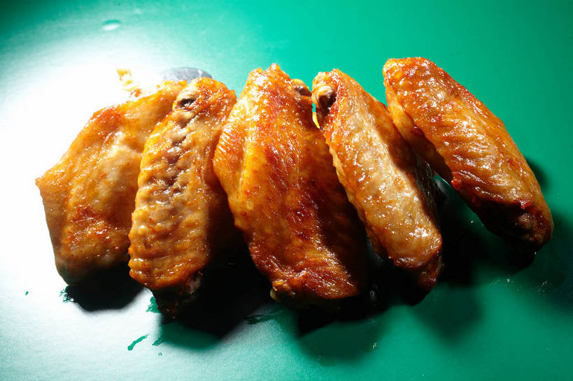 无人,横图,俯视,室内,特写,白天,烹饪,餐桌,桌子,五个,一排,许多,绿色背景,阴影,整齐,反射,影子,鸡肉,肉,料理,食品,鸡翅,菜肴,美食,肉类,食物,排列,摄影,佳肴,影棚,餐台,队列,摄影棚,肉食,烤鸡翅,彩图,高角度拍摄,影棚拍摄,拍摄,shjb1