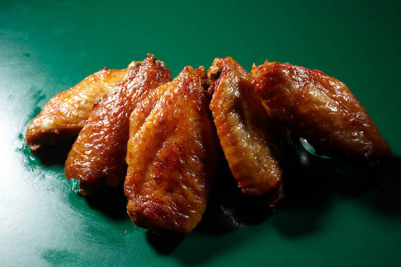 无人,横图,俯视,室内,特写,白天,烹饪,餐桌,桌子,五个,一排,许多,绿色背景,阴影,整齐,反射,影子,鸡肉,肉,料理,食品,鸡翅,菜肴,美食,肉类,食物,排列,摄影,佳肴,影棚,餐台,队列,摄影棚,肉食,烤鸡翅,彩图,高角度拍摄,影棚拍摄,拍摄,shjb1