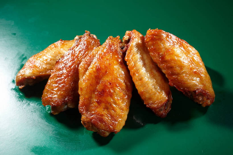 无人,横图,俯视,室内,特写,白天,烹饪,餐桌,桌子,五个,一排,许多,绿色背景,阴影,整齐,反射,影子,鸡肉,肉,料理,食品,鸡翅,菜肴,美食,肉类,食物,排列,摄影,佳肴,影棚,餐台,队列,摄影棚,肉食,烤鸡翅,彩图,高角度拍摄,影棚拍摄,拍摄,shjb1