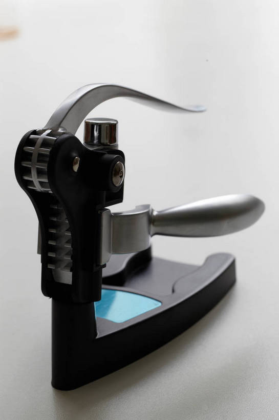 无人,竖图,俯视,室内,特写,白天,桌面,桌子,静物,阴影,灰色背景,反射,开瓶器,影子,开瓶,一个,摄影,影棚,单个,开启,摄影棚,底座,启瓶器,瓶启,红酒酒启,红酒开瓶器,红酒启瓶器,酒刀,酒开,酒起,葡萄酒开酒器,葡萄酒开瓶器,彩图,高角度拍摄,影棚拍摄,拍摄,酒具,shjb1