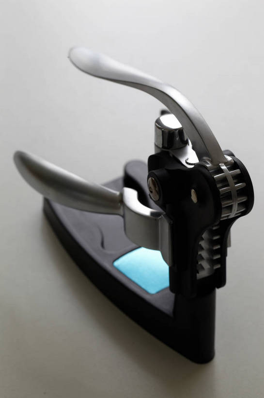 无人,竖图,俯视,室内,特写,白天,桌面,桌子,静物,阴影,灰色背景,反射,开瓶器,影子,开瓶,一个,摄影,影棚,单个,开启,摄影棚,底座,启瓶器,瓶启,红酒酒启,红酒开瓶器,红酒启瓶器,酒刀,酒开,酒起,葡萄酒开酒器,葡萄酒开瓶器,彩图,高角度拍摄,影棚拍摄,拍摄,酒具,shjb1