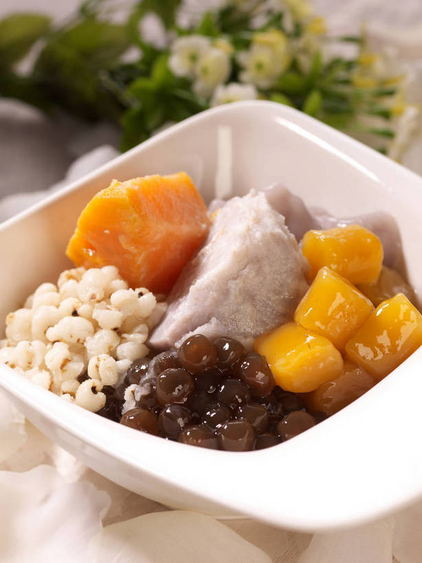 点心,无人,竖图,俯视,室内,特写,白天,餐桌,桌子,红薯,蔬菜,一堆,许多,阴影,堆叠,堆积,新鲜,装饰,反射,影子,珍珠,陶瓷,芋头,食品,甜点,甜品,陶瓷制品,很多,花蕾,中药,花,花瓣,花朵,鲜花,食物,一个,白色,容器,碗,甜食,花苞,花蕊,毛芋,毛芋头,芋奶,有机食品,绿色食品,单个,餐台,储藏,堆,华丽,修饰,点缀,储存,薏米,薏仁,衬托,美观,雅致,雅观,青芋,苡米,苡仁,薏苡仁,米仁,芋子,芋艿,山芋,甘薯,番薯,地瓜,彩图,高角度拍摄,芋圆,贮存,shjb1,古早芋圆冰