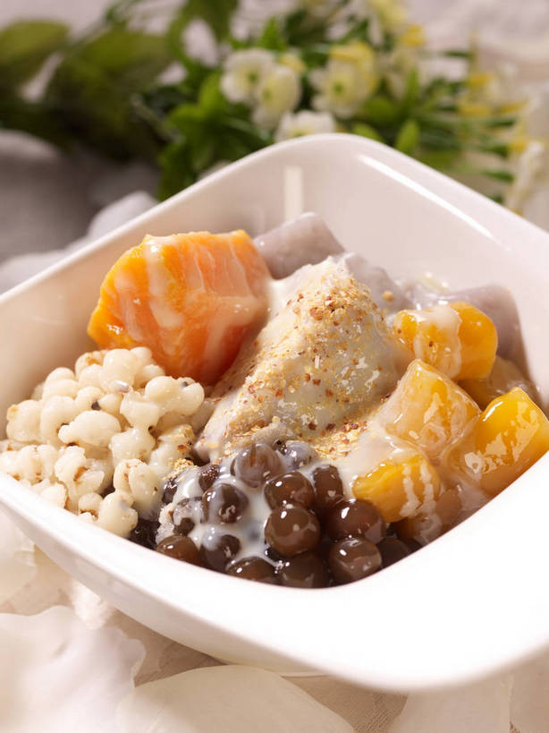 点心,无人,竖图,俯视,室内,特写,白天,餐桌,桌子,红薯,蔬菜,一堆,许多,阴影,堆叠,堆积,新鲜,装饰,反射,影子,珍珠,陶瓷,芋头,食品,甜点,甜品,陶瓷制品,很多,花蕾,中药,花,花瓣,花朵,鲜花,食物,一个,白色,容器,碗,甜食,花苞,花蕊,毛芋,毛芋头,芋奶,有机食品,绿色食品,单个,餐台,储藏,堆,华丽,修饰,点缀,储存,薏米,薏仁,衬托,美观,雅致,雅观,青芋,苡米,苡仁,薏苡仁,米仁,芋子,芋艿,山芋,甘薯,番薯,地瓜,彩图,高角度拍摄,芋圆,贮存,shjb1,古早芋圆冰