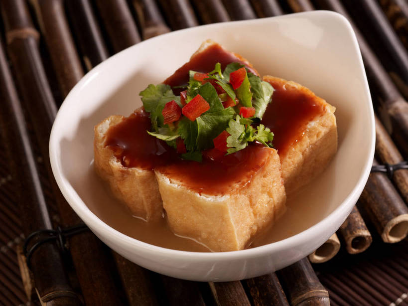 豆腐,无人,横图,俯视,室内,特写,白天,烹饪,中餐,餐桌,桌子,辣椒,蔬菜,一排,竹制,新鲜,整齐,并列,并排,陶瓷,香菜,调料,酱料,酱汁,佐料,料理,食品,陶瓷制品,调味品,调味料,酱,菜肴,美食,食物,排列,一个,白色,容器,垫子,碗,四个,中式,佳肴,有机食品,绿色食品,单个,餐台,中华料理,储藏,竹制品,豆制品,储存,队列,平行,卤豆腐,辣角,红海椒,大椒,辣虎,广椒,胡菜,香荽,原荽,园荽,芫荽,胡荽,莞荽,芫茜,芫蓿,莚葛草,莚荽菜,辣子,红辣椒,海椒,番椒,彩图,高角度拍摄,闽菜,闽南菜,贮存,福建菜,shjb1