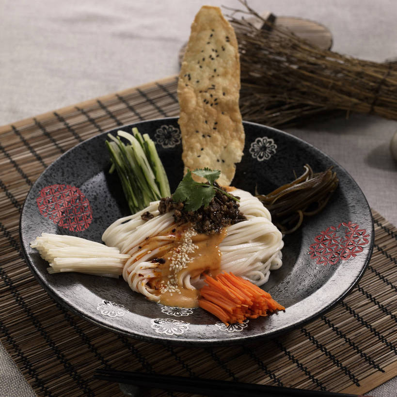 面食,面条,无人,横图,俯视,室内,特写,白天,烹饪,中餐,餐桌,桌子,萝卜,胡萝卜,黄瓜,蔬菜,餐具,一堆,许多,堆叠,堆积,竹制,新鲜,碟子,盘,陶瓷,调料,海带,酱料,酱汁,面,佐料,料理,食品,陶瓷制品,冷面,凉面,调味品,很多,调味料,酱,菜肴,美食,食物,一个,盘子,垫子,碟,中式,佳肴,有机食品,绿色食品,单个,餐台,中华料理,堆,竹制品,黄萝卜,番萝卜,江白菜,青瓜,胡瓜,红萝卜,甘荀,彩图,高角度拍摄,丁香萝卜,胡芦菔金,金笋,shjb1