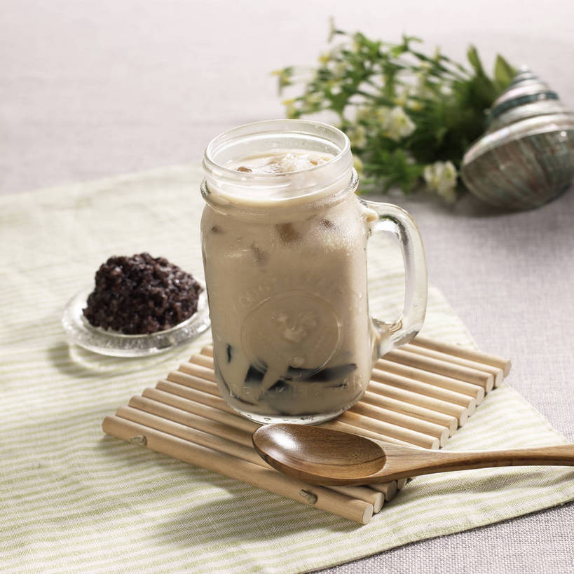 无人,横图,俯视,室内,特写,白天,爱情,餐桌,桌子,杯子,餐具,一把,竹制,装饰,盛开,木制,布料,碟子,盘,勺子,冰,红豆,奶茶,冰块,相思豆,饮品,一杯,花蕾,布纹,冷冻,玻璃制品,桌布,花,花瓣,花朵,鲜花,饮料,盘子,餐巾,木制品,水杯,垫子,调羹,碟,台布,汤匙,花苞,花蕊,寒冷,冬青,冷藏,餐台,华丽,修饰,点缀,冰冷,竹制品,可口,相思,衬托,美观,雅致,雅观,保鲜,适口,玻璃杯,餐桌布,彩图,高角度拍摄,shjb1,红豆奶茶