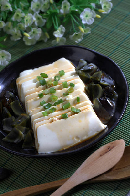 无人,竖图,俯视,室内,特写,白天,烹饪,中餐,餐桌,桌子,蔬菜,餐具,竹制,新鲜,装饰,盛开,木制,碟子,盘,勺子,葱,青葱,调料,酱料,酱汁,佐料,料理,食品,调味品,两把,调味料,花蕾,酱,冷盘,皮蛋豆腐,菜肴,美食,花,花瓣,花朵,鲜花,食物,一个,白色,盘子,木制品,垫子,调羹,碟,汤匙,花苞,花蕊,中式,冷菜,凉菜,佳肴,有机食品,绿色食品,单个,餐台,中华料理,华丽,修饰,点缀,竹制品,衬托,美观,雅致,雅观,彩图,高角度拍摄,shjb1,皮蛋拌豆腐