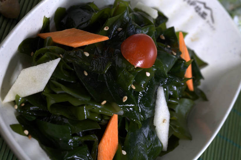 无人,横图,俯视,室内,特写,白天,烹饪,中餐,餐桌,桌子,萝卜,胡萝卜,蔬菜,西红柿,小番茄,新鲜,陶瓷,海带,料理,食品,陶瓷制品,冷盘,菜肴,美食,食物,一个,红色,白色,容器,碗,中式,冷菜,凉菜,佳肴,有机食品,绿色食品,单个,餐台,中华料理,储藏,储存,黄萝卜,番萝卜,江白菜,小西红柿,樱桃小番茄,珍珠小番茄,樱桃番茄,圣女果,红萝卜,甘荀,番茄,彩图,高角度拍摄,丁香萝卜,胡芦菔金,金笋,贮存,shjb1,凉拌海带丝