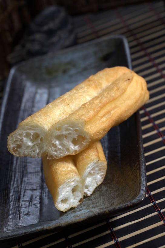 点心,面食,无人,竖图,俯视,室内,特写,白天,早餐,餐桌,桌子,餐具,一排,切开,竹制,整齐,碟子,盘,油炸,料理,食品,美食,食物,排列,两个,一个,盘子,垫子,碟,切,中式,早点,麻花,单个,餐台,油条,堆,竹制品,队列,剖面,切面,彩图,高角度拍摄,早饭,油果子,油馍,油炸果,油炸桧,shjb1