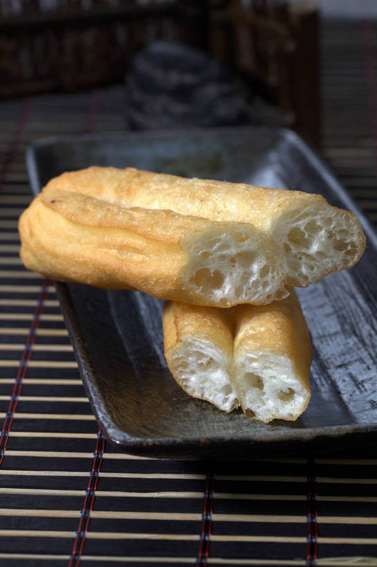 点心,面食,无人,竖图,俯视,室内,特写,白天,早餐,餐桌,桌子,餐具,一排,切开,竹制,整齐,碟子,盘,油炸,料理,食品,美食,食物,排列,两个,一个,盘子,垫子,碟,切,中式,早点,麻花,单个,餐台,油条,堆,竹制品,队列,剖面,切面,彩图,高角度拍摄,早饭,油果子,油馍,油炸果,油炸桧,shjb1