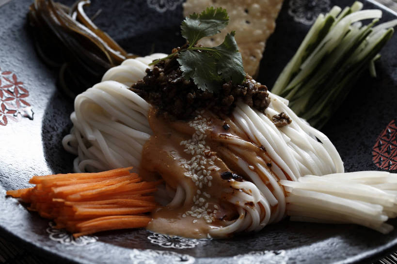 面食,面条,无人,横图,俯视,室内,特写,白天,烹饪,中餐,餐桌,桌子,萝卜,胡萝卜,黄瓜,蔬菜,餐具,一堆,许多,堆叠,堆积,竹制,新鲜,碟子,盘,陶瓷,调料,海带,酱料,酱汁,面,佐料,料理,食品,陶瓷制品,冷面,凉面,调味品,很多,调味料,酱,菜肴,美食,食物,一个,盘子,垫子,碟,中式,佳肴,有机食品,绿色食品,单个,餐台,中华料理,堆,竹制品,黄萝卜,番萝卜,江白菜,青瓜,胡瓜,红萝卜,甘荀,彩图,高角度拍摄,丁香萝卜,胡芦菔金,金笋,shjb1