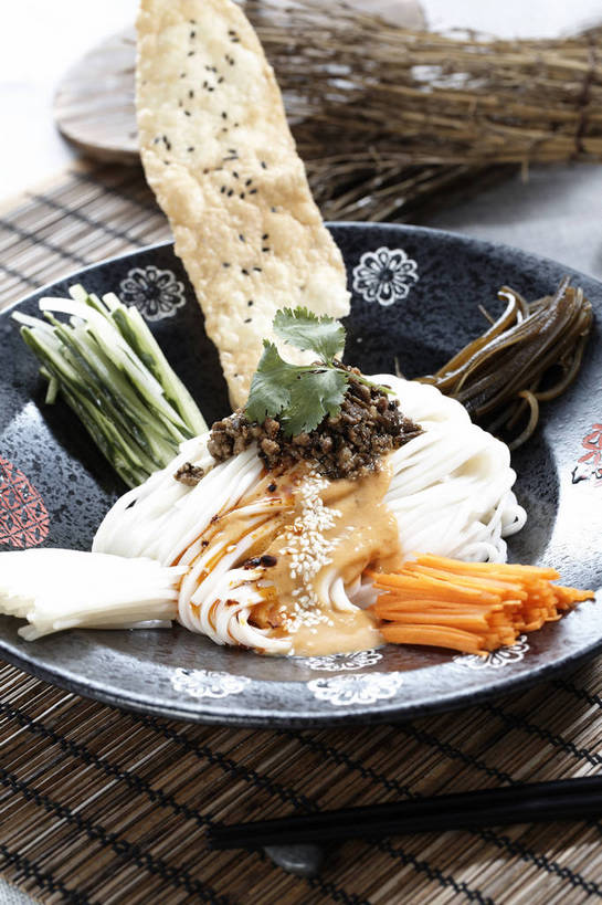 点心,面包,面食,面条,无人,竖图,俯视,室内,特写,白天,烹饪,中餐,餐桌,桌子,萝卜,胡萝卜,黄瓜,蔬菜,餐具,一堆,许多,堆叠,堆积,竹制,新鲜,碟子,盘,陶瓷,调料,海带,酱料,酱汁,面,佐料,料理,食品,面点,陶瓷制品,冷面,凉面,调味品,很多,调味料,酱,菜肴,美食,食物,糕点,一个,盘子,垫子,碟,中式,佳肴,有机食品,绿色食品,单个,餐台,中华料理,堆,竹制品,黄萝卜,番萝卜,江白菜,青瓜,胡瓜,红萝卜,甘荀,彩图,高角度拍摄,丁香萝卜,胡芦菔金,金笋,shjb1