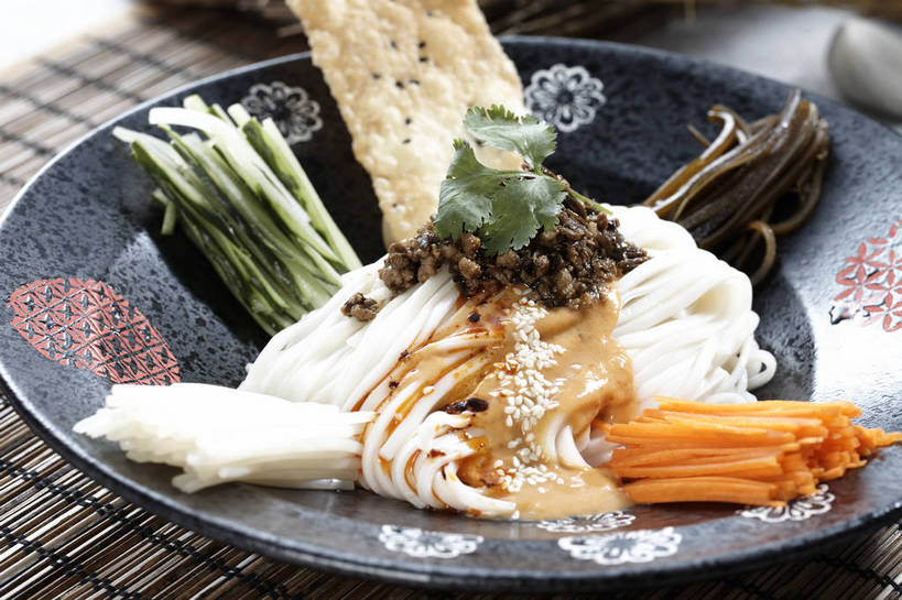 点心,面包,面食,面条,无人,横图,俯视,室内,特写,白天,烹饪,中餐,餐桌,桌子,萝卜,胡萝卜,黄瓜,蔬菜,餐具,一堆,许多,堆叠,堆积,竹制,新鲜,碟子,盘,陶瓷,调料,海带,酱料,酱汁,面,佐料,料理,食品,面点,陶瓷制品,冷面,凉面,调味品,很多,调味料,酱,菜肴,美食,食物,糕点,一个,盘子,垫子,碟,中式,佳肴,有机食品,绿色食品,单个,餐台,中华料理,堆,竹制品,黄萝卜,番萝卜,江白菜,青瓜,胡瓜,红萝卜,甘荀,彩图,高角度拍摄,丁香萝卜,胡芦菔金,金笋,shjb1