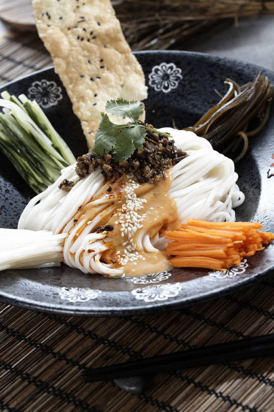 点心,面包,面食,面条,无人,竖图,俯视,室内,特写,白天,烹饪,中餐,餐桌,桌子,萝卜,胡萝卜,黄瓜,蔬菜,餐具,一堆,许多,堆叠,堆积,竹制,新鲜,碟子,盘,陶瓷,调料,海带,酱料,酱汁,面,佐料,料理,食品,面点,陶瓷制品,冷面,凉面,调味品,很多,调味料,酱,菜肴,美食,食物,糕点,一个,盘子,垫子,碟,中式,佳肴,有机食品,绿色食品,单个,餐台,中华料理,堆,竹制品,黄萝卜,番萝卜,江白菜,青瓜,胡瓜,红萝卜,甘荀,彩图,高角度拍摄,丁香萝卜,胡芦菔金,金笋,shjb1