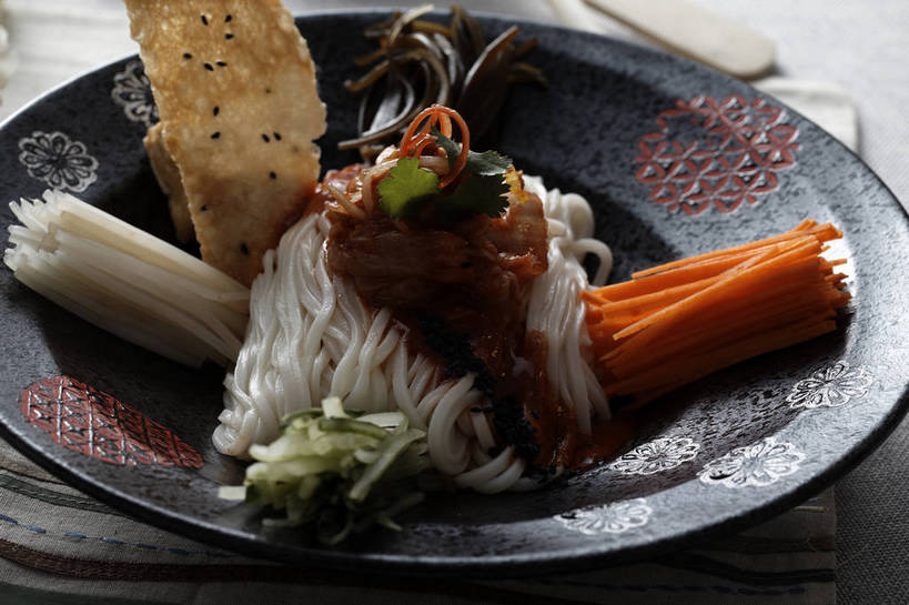 点心,面包,面食,面条,无人,横图,俯视,室内,特写,白天,烹饪,中餐,餐桌,桌子,萝卜,胡萝卜,黄瓜,蔬菜,餐具,一堆,许多,堆叠,堆积,竹制,新鲜,碟子,盘,陶瓷,调料,海带,酱料,酱汁,面,佐料,料理,食品,面点,陶瓷制品,冷面,凉面,调味品,很多,调味料,酱,菜肴,美食,食物,糕点,一个,盘子,垫子,碟,中式,佳肴,有机食品,绿色食品,单个,餐台,中华料理,堆,竹制品,黄萝卜,番萝卜,江白菜,青瓜,胡瓜,红萝卜,甘荀,彩图,高角度拍摄,丁香萝卜,胡芦菔金,金笋,shjb1