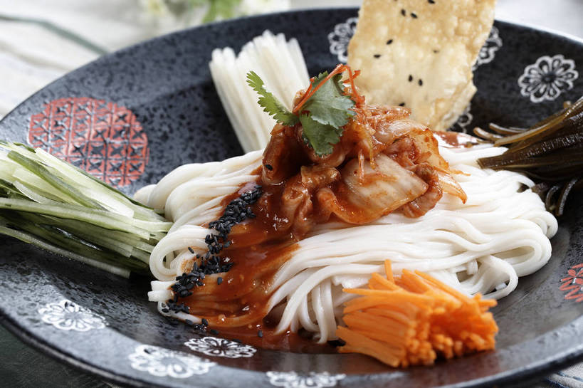 点心,面包,面食,面条,泡菜,无人,横图,俯视,室内,特写,白天,烹饪,中餐,餐桌,桌子,萝卜,胡萝卜,黄瓜,蔬菜,餐具,一堆,许多,堆叠,堆积,新鲜,碟子,盘,陶瓷,调料,海带,酱料,酱汁,面,佐料,料理,食品,面点,陶瓷制品,冷面,凉面,调味品,很多,调味料,酱,菜肴,美食,食物,糕点,一个,盘子,碟,中式,佳肴,有机食品,绿色食品,单个,餐台,中华料理,堆,黄萝卜,番萝卜,韩国泡菜,江白菜,青瓜,胡瓜,红萝卜,甘荀,彩图,高角度拍摄,丁香萝卜,胡芦菔金,金笋,shjb1