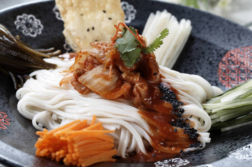 点心,面包,面食,面条,泡菜,无人,横图,俯视,室内,特写,白天,烹饪,中餐,餐桌,桌子,萝卜,胡萝卜,黄瓜,蔬菜,餐具,一堆,许多,堆叠,堆积,新鲜,碟子,盘,陶瓷,调料,海带,酱料,酱汁,面,佐料,料理,食品,面点,陶瓷制品,冷面,凉面,调味品,很多,调味料,酱,菜肴,美食,食物,糕点,一个,盘子,碟,中式,佳肴,有机食品,绿色食品,单个,餐台,中华料理,堆,黄萝卜,番萝卜,韩国泡菜,江白菜,青瓜,胡瓜,红萝卜,甘荀,彩图,高角度拍摄,丁香萝卜,胡芦菔金,金笋,shjb1