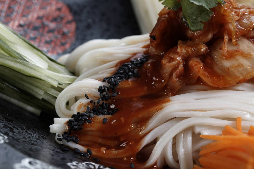 点心,面包,面食,面条,泡菜,无人,横图,俯视,室内,特写,白天,烹饪,中餐,餐桌,桌子,萝卜,胡萝卜,黄瓜,蔬菜,餐具,一堆,许多,堆叠,堆积,新鲜,碟子,盘,陶瓷,调料,海带,酱料,酱汁,面,佐料,料理,食品,面点,陶瓷制品,冷面,凉面,调味品,很多,调味料,酱,菜肴,美食,食物,糕点,一个,盘子,碟,中式,佳肴,有机食品,绿色食品,单个,餐台,中华料理,堆,黄萝卜,番萝卜,韩国泡菜,江白菜,青瓜,胡瓜,红萝卜,甘荀,彩图,高角度拍摄,丁香萝卜,胡芦菔金,金笋,shjb1