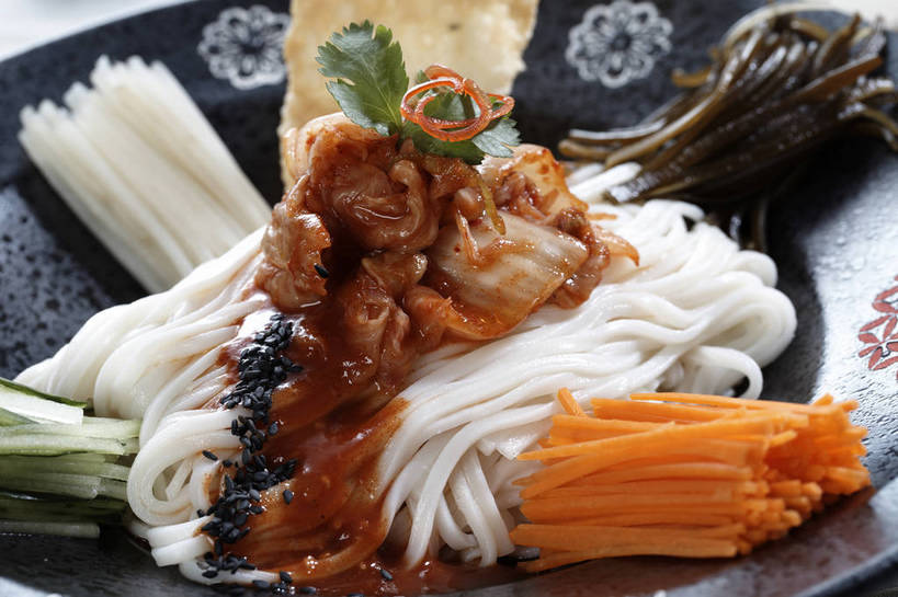 点心,面包,面食,面条,泡菜,无人,横图,俯视,室内,特写,白天,烹饪,中餐,餐桌,桌子,萝卜,胡萝卜,黄瓜,蔬菜,餐具,一堆,许多,堆叠,堆积,新鲜,碟子,盘,陶瓷,调料,海带,酱料,酱汁,面,佐料,料理,食品,面点,陶瓷制品,冷面,凉面,调味品,很多,调味料,酱,菜肴,美食,食物,糕点,一个,盘子,碟,中式,佳肴,有机食品,绿色食品,单个,餐台,中华料理,堆,黄萝卜,番萝卜,韩国泡菜,江白菜,青瓜,胡瓜,红萝卜,甘荀,彩图,高角度拍摄,丁香萝卜,胡芦菔金,金笋,shjb1