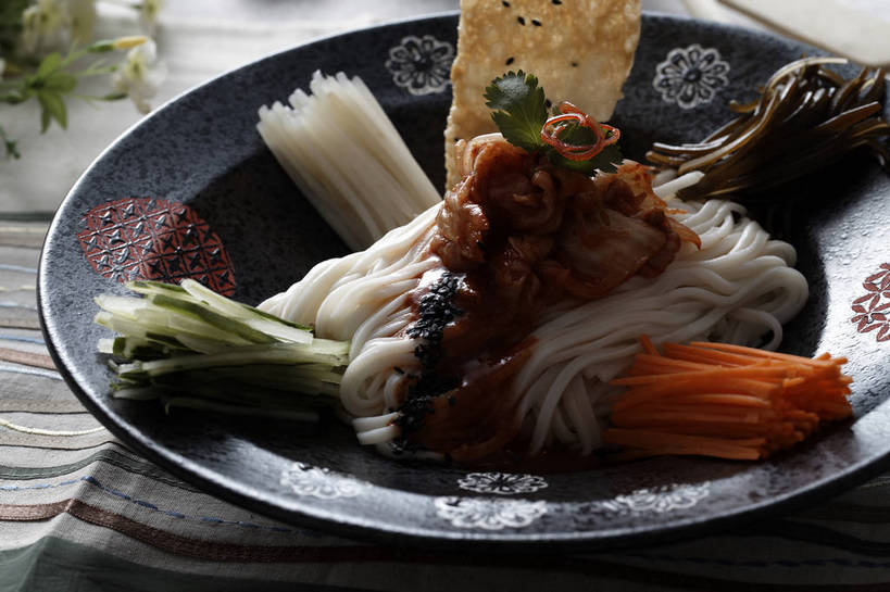 点心,面包,面食,面条,泡菜,无人,横图,俯视,室内,特写,白天,烹饪,中餐,餐桌,桌子,萝卜,胡萝卜,黄瓜,蔬菜,餐具,一堆,许多,堆叠,堆积,新鲜,盛开,碟子,盘,陶瓷,调料,海带,酱料,酱汁,面,佐料,料理,食品,面点,陶瓷制品,冷面,凉面,调味品,很多,调味料,花蕾,酱,菜肴,美食,花,花瓣,花朵,鲜花,食物,糕点,一个,盘子,碟,花苞,花蕊,中式,佳肴,有机食品,绿色食品,单个,餐台,中华料理,堆,黄萝卜,番萝卜,韩国泡菜,江白菜,青瓜,胡瓜,红萝卜,甘荀,彩图,高角度拍摄,丁香萝卜,胡芦菔金,金笋,shjb1