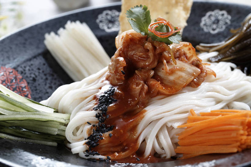 点心,面包,面食,面条,泡菜,无人,横图,俯视,室内,特写,白天,烹饪,中餐,餐桌,桌子,萝卜,胡萝卜,黄瓜,蔬菜,餐具,一堆,许多,堆叠,堆积,新鲜,碟子,盘,陶瓷,调料,海带,酱料,酱汁,面,佐料,料理,食品,面点,陶瓷制品,冷面,凉面,调味品,很多,调味料,酱,菜肴,美食,食物,糕点,一个,盘子,碟,中式,佳肴,有机食品,绿色食品,单个,餐台,中华料理,堆,黄萝卜,番萝卜,韩国泡菜,江白菜,青瓜,胡瓜,红萝卜,甘荀,彩图,高角度拍摄,丁香萝卜,胡芦菔金,金笋,shjb1