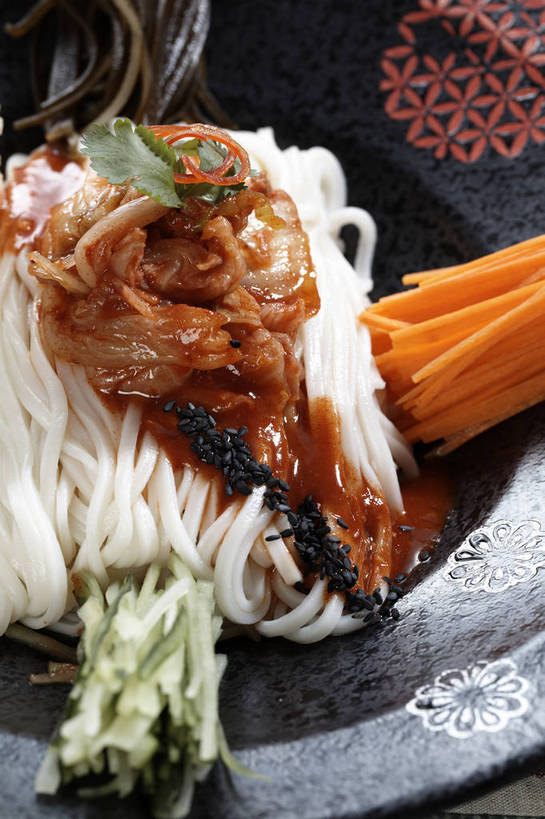 点心,面包,面食,面条,泡菜,无人,竖图,俯视,室内,特写,白天,烹饪,中餐,餐桌,桌子,萝卜,胡萝卜,黄瓜,蔬菜,餐具,一堆,许多,堆叠,堆积,新鲜,碟子,盘,陶瓷,调料,海带,酱料,酱汁,面,佐料,料理,食品,面点,陶瓷制品,冷面,凉面,调味品,很多,调味料,酱,菜肴,美食,食物,糕点,一个,盘子,碟,中式,佳肴,有机食品,绿色食品,单个,餐台,中华料理,堆,黄萝卜,番萝卜,韩国泡菜,江白菜,青瓜,胡瓜,红萝卜,甘荀,彩图,高角度拍摄,丁香萝卜,胡芦菔金,金笋,shjb1