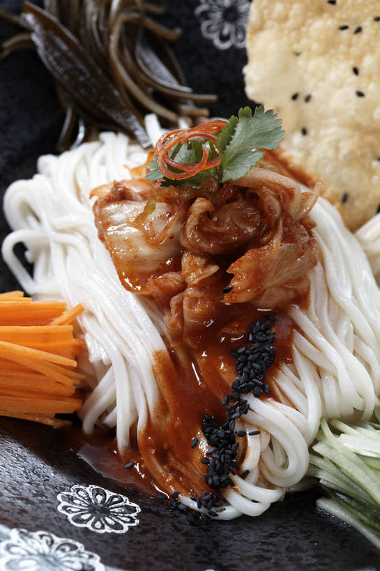 点心,面包,面食,面条,泡菜,无人,竖图,俯视,室内,特写,白天,烹饪,中餐,餐桌,桌子,萝卜,胡萝卜,黄瓜,蔬菜,餐具,一堆,许多,堆叠,堆积,新鲜,碟子,盘,陶瓷,调料,海带,酱料,酱汁,面,佐料,料理,食品,面点,陶瓷制品,冷面,凉面,调味品,很多,调味料,酱,菜肴,美食,食物,糕点,一个,盘子,碟,中式,佳肴,有机食品,绿色食品,单个,餐台,中华料理,堆,黄萝卜,番萝卜,韩国泡菜,江白菜,青瓜,胡瓜,红萝卜,甘荀,彩图,高角度拍摄,丁香萝卜,胡芦菔金,金笋,shjb1