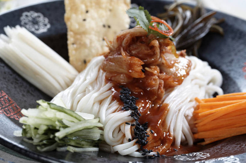 点心,面包,面食,面条,泡菜,无人,横图,俯视,室内,特写,白天,烹饪,中餐,餐桌,桌子,萝卜,胡萝卜,黄瓜,蔬菜,餐具,一堆,许多,堆叠,堆积,新鲜,碟子,盘,陶瓷,调料,海带,酱料,酱汁,面,佐料,料理,食品,面点,陶瓷制品,冷面,凉面,调味品,很多,调味料,酱,菜肴,美食,食物,糕点,一个,盘子,碟,中式,佳肴,有机食品,绿色食品,单个,餐台,中华料理,堆,黄萝卜,番萝卜,韩国泡菜,江白菜,青瓜,胡瓜,红萝卜,甘荀,彩图,高角度拍摄,丁香萝卜,胡芦菔金,金笋,shjb1