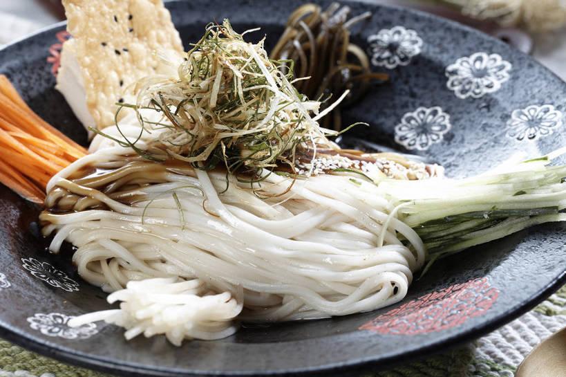 点心,面包,面食,面条,无人,横图,俯视,室内,特写,白天,烹饪,中餐,餐桌,桌子,萝卜,胡萝卜,蔬菜,餐具,一堆,许多,堆叠,堆积,新鲜,碟子,盘,陶瓷,葱,豆芽,青葱,海带,面,料理,食品,面点,陶瓷制品,冷面,凉面,很多,菜肴,美食,食物,糕点,一个,盘子,碟,中式,佳肴,有机食品,绿色食品,单个,餐台,中华料理,堆,黄萝卜,番萝卜,豆芽菜,芽苗菜,江白菜,红萝卜,甘荀,彩图,高角度拍摄,丁香萝卜,胡芦菔金,金笋,shjb1