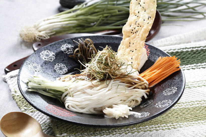 点心,面包,面食,面条,无人,横图,俯视,室内,特写,白天,烹饪,中餐,餐桌,桌子,萝卜,胡萝卜,蔬菜,餐具,一把,一堆,许多,堆叠,堆积,新鲜,木制,碟子,盘,勺子,陶瓷,葱,豆芽,青葱,海带,面,料理,食品,面点,陶瓷制品,冷面,凉面,很多,菜肴,美食,食物,糕点,一个,盘子,木制品,调羹,碟,汤匙,中式,佳肴,有机食品,绿色食品,单个,餐台,中华料理,堆,黄萝卜,番萝卜,豆芽菜,芽苗菜,江白菜,红萝卜,甘荀,彩图,高角度拍摄,丁香萝卜,胡芦菔金,金笋,shjb1