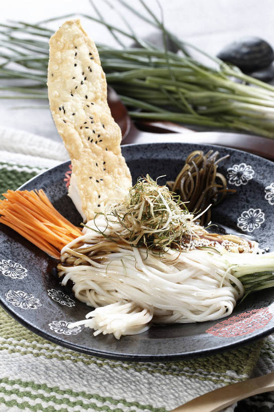 点心,面包,面食,面条,无人,竖图,俯视,室内,特写,白天,烹饪,中餐,餐桌,桌子,萝卜,胡萝卜,蔬菜,餐具,一把,一堆,许多,堆叠,堆积,新鲜,木制,碟子,盘,勺子,陶瓷,葱,豆芽,青葱,海带,面,料理,食品,面点,陶瓷制品,冷面,凉面,很多,菜肴,美食,食物,糕点,一个,盘子,木制品,调羹,碟,汤匙,中式,佳肴,有机食品,绿色食品,单个,餐台,中华料理,堆,黄萝卜,番萝卜,豆芽菜,芽苗菜,江白菜,红萝卜,甘荀,彩图,高角度拍摄,丁香萝卜,胡芦菔金,金笋,shjb1