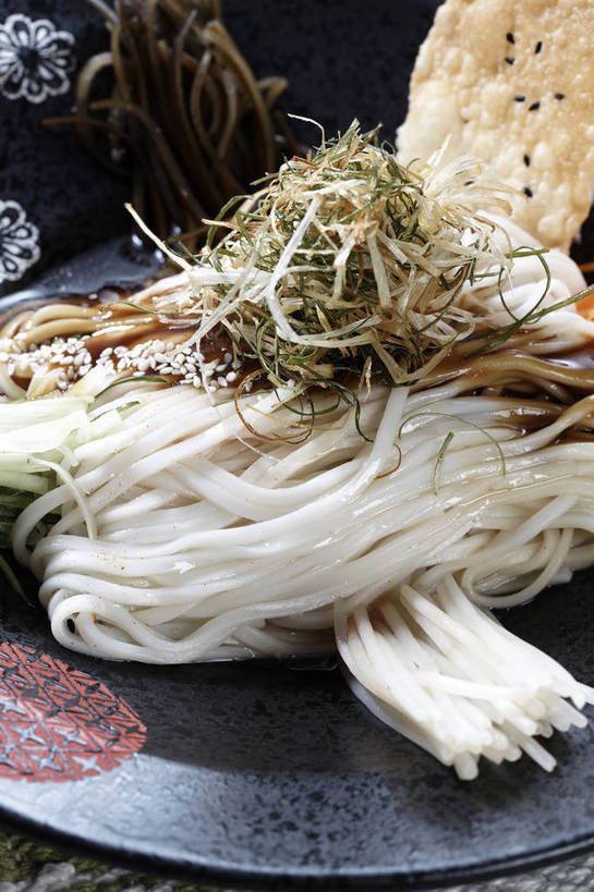 点心,面包,面食,面条,无人,竖图,俯视,室内,特写,白天,烹饪,中餐,餐桌,桌子,萝卜,胡萝卜,蔬菜,餐具,一堆,许多,堆叠,堆积,新鲜,碟子,盘,陶瓷,葱,豆芽,青葱,海带,面,料理,食品,面点,陶瓷制品,冷面,凉面,很多,菜肴,美食,食物,糕点,一个,盘子,碟,中式,佳肴,有机食品,绿色食品,单个,餐台,中华料理,堆,黄萝卜,番萝卜,豆芽菜,芽苗菜,江白菜,红萝卜,甘荀,彩图,高角度拍摄,丁香萝卜,胡芦菔金,金笋,shjb1