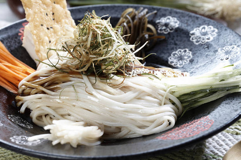 点心,面包,面食,面条,无人,横图,俯视,室内,特写,白天,烹饪,中餐,餐桌,桌子,萝卜,胡萝卜,蔬菜,餐具,一堆,许多,堆叠,堆积,新鲜,碟子,盘,陶瓷,葱,豆芽,青葱,海带,面,料理,食品,面点,陶瓷制品,冷面,凉面,很多,菜肴,美食,食物,糕点,一个,盘子,碟,中式,佳肴,有机食品,绿色食品,单个,餐台,中华料理,堆,黄萝卜,番萝卜,豆芽菜,芽苗菜,江白菜,红萝卜,甘荀,彩图,高角度拍摄,丁香萝卜,胡芦菔金,金笋,shjb1