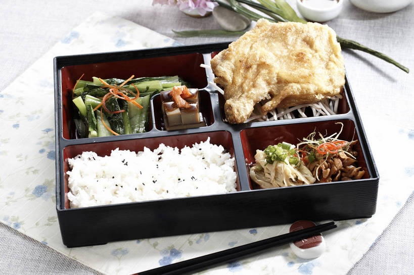 米饭,无人,横图,俯视,室内,特写,白天,烹饪,中餐,幸福,餐桌,茶,筷子,桌子,黄瓜,杯子,餐具,一堆,一双,许多,堆叠,堆积,盛开,布料,饭盒,壶,陶瓷,鸡肉,肉,油炸,芝麻,茶叶,料理,食品,筷架,陶瓷制品,饭,很多,花蕾,布纹,筷枕,文化,娱乐,传统,鸡腿,冷盘,凉拌黄瓜,菜肴,美食,肉类,炸鸡腿,水壶,桌布,花,花瓣,花朵,鲜花,食物,粉色,黑色,餐巾,茶壶,容器,水杯,台布,花苞,花蕊,享受,休闲,温馨,中式,放松,乐趣,冷菜,凉菜,佳肴,便当盒,餐台,中华料理,堆,礼节,筷子架,黑芝麻,五谷,提神,舒适,鸡腿肉,醒脑,礼仪,肉食,脂麻,胡麻,白麻,巨胜子,油麻,茶杯,进餐用具,青瓜,胡瓜,餐桌布,彩图,高角度拍摄,shjb1