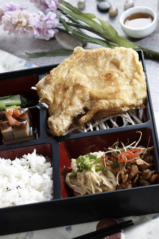 米饭,无人,竖图,俯视,室内,特写,白天,烹饪,中餐,幸福,餐桌,茶,筷子,桌子,黄瓜,杯子,餐具,一堆,一双,许多,堆叠,堆积,盛开,布料,饭盒,壶,陶瓷,鸡肉,肉,油炸,芝麻,茶叶,料理,食品,筷架,陶瓷制品,饭,很多,花蕾,布纹,筷枕,文化,娱乐,传统,鸡腿,冷盘,凉拌黄瓜,菜肴,美食,肉类,炸鸡腿,水壶,桌布,花,花瓣,花朵,鲜花,食物,粉色,黑色,餐巾,茶壶,容器,水杯,台布,花苞,花蕊,享受,休闲,温馨,中式,放松,乐趣,冷菜,凉菜,佳肴,便当盒,餐台,中华料理,堆,礼节,筷子架,黑芝麻,五谷,提神,舒适,鸡腿肉,醒脑,礼仪,肉食,脂麻,胡麻,白麻,巨胜子,油麻,茶杯,进餐用具,青瓜,胡瓜,餐桌布,彩图,高角度拍摄,shjb1